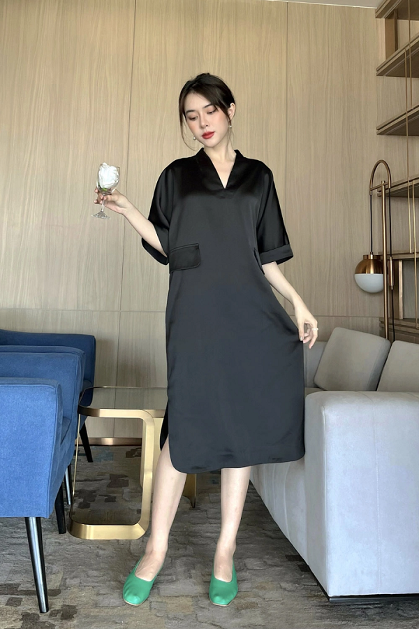 Đầm suông có phần cổ chữ V giúp kéo dài phần thân trên, làm cho người mặc trông cao và thon gọn hơn