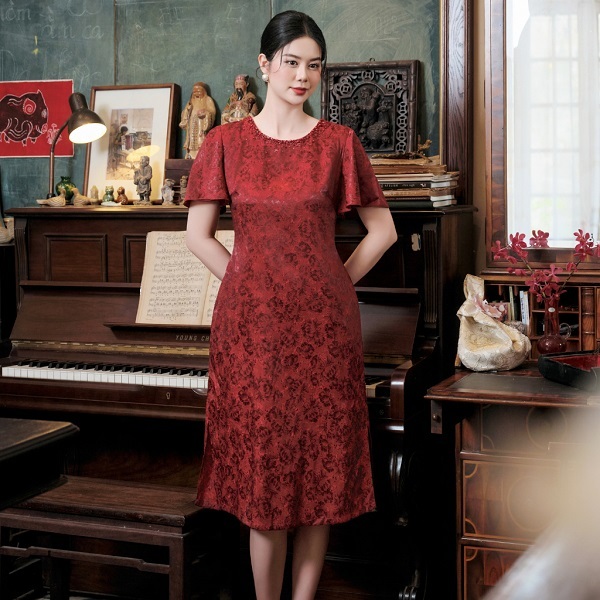 Đầm gấm cao cấp tôn lên sự sang trong khi dự tiệc của người mặc