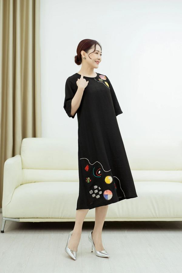 Đầm lụa Hàn có hoạ tiết thêu tay tạo điểm nhấn riêng biệt cho quý cô