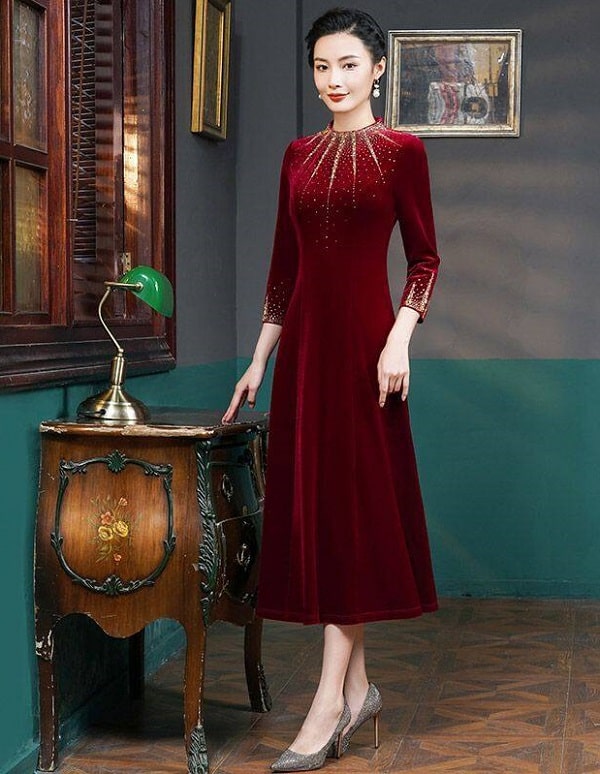Mẫu đầm nhung đỏ xòe nhẹ cho phụ nữ trung niên dự tiệc