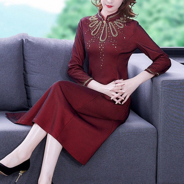 Đầm cổ trụ tay lửng đính hoạ tiết đá tinh tế, cao cấp