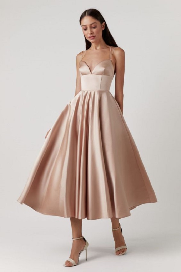 Đầm 2 dây cá tính, với chất liệu lụa satin quyến rũ