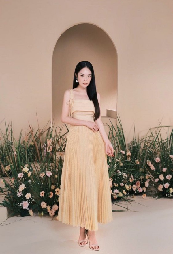 Váy 2 dây xếp ly màu vàng nhạt giúp nàng trong tươi trẻ, thướt tha