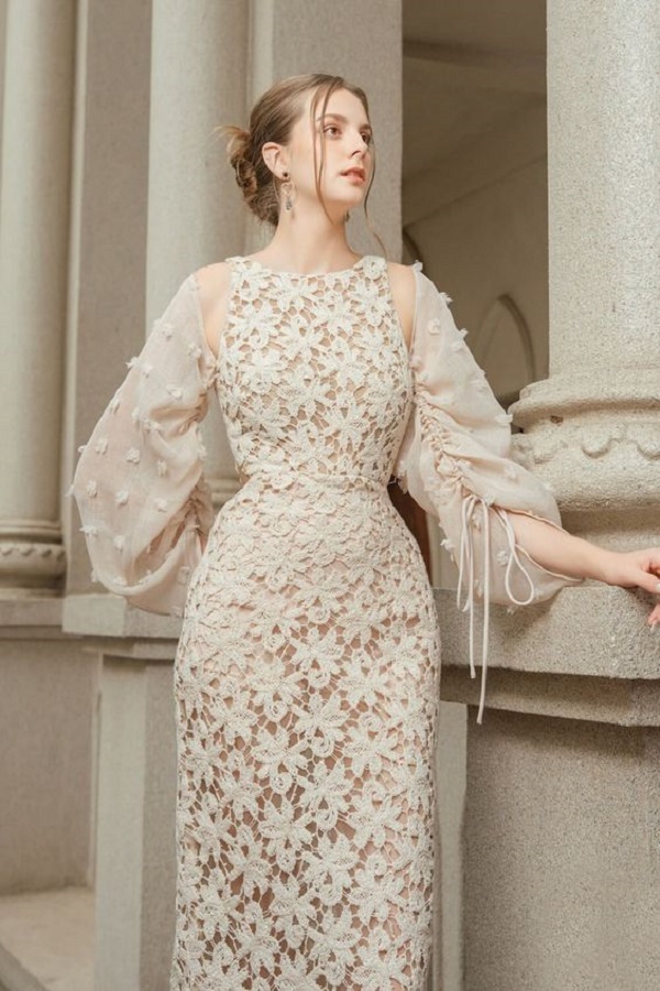 Váy ren cổ điển màu trắng kem với họa tiết hoa tinh tế, tôn lên vẻ đẹp thanh lịch và sang trọng