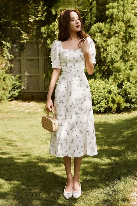 Mẫu váy hoa nhỏ dáng chữ A có phần xẻ tà 2 bên tôn lên vóc dáng và sự nhẹ nhàng, đằm thắm