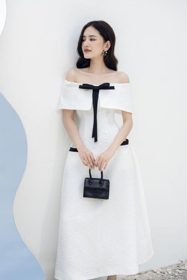 Đầm trắng dự tiệc trễ vai với chi tiết nơ tạo điểm nhấn