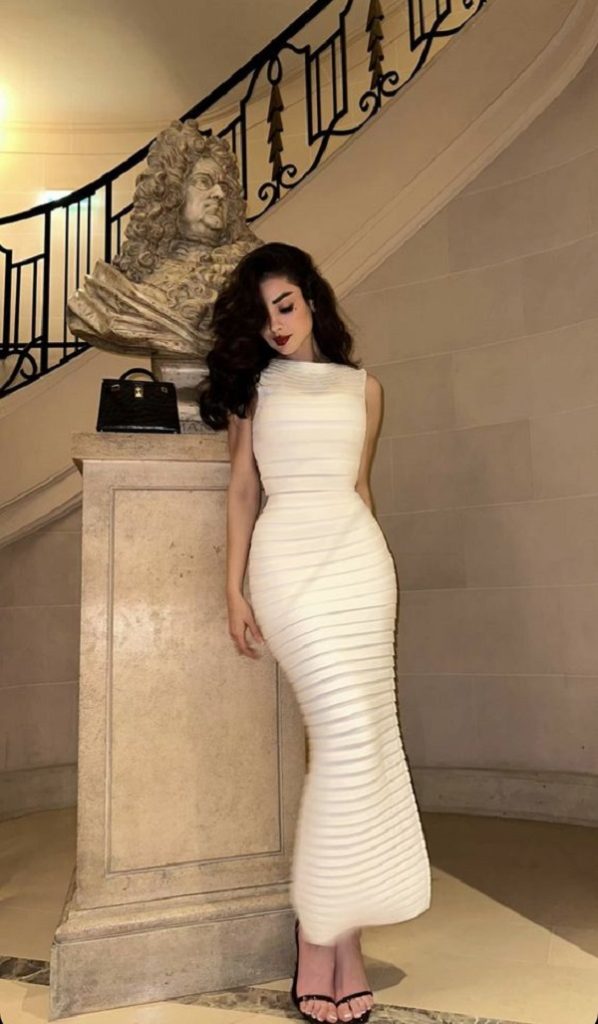 Đầm ôm body màu trắng dáng đuôi cá tôn dáng cực tốt cho nàng có thân hình chuẩn