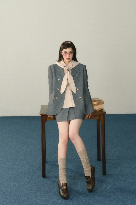 Giày loafer kết hợp với chân váy xòe ngắn