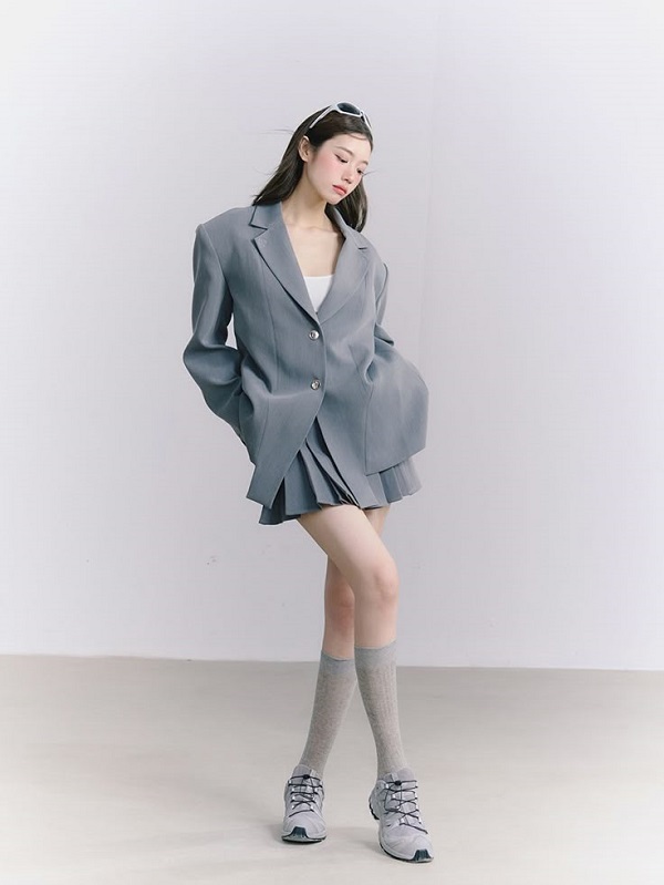 Váy xòe dài kết hợp giày thể thao phong cách này sẽ giúp bạn có vẻ ngoài thoải mái nhưng vẫn thời trang.