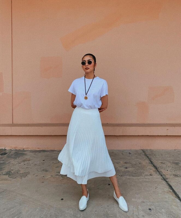 Một chân váy xòe xếp ly dài mix giày Slip on