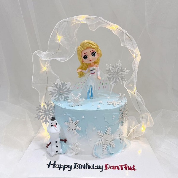 Bánh kem Elsa hình búp bê với phần đèn voan lấp lánh.