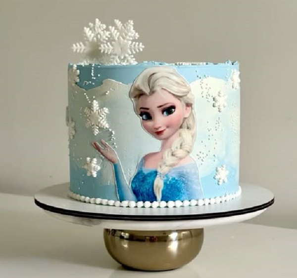 Mẫu bánh sinh nhật Elsa nhẹ nhàng, trang trí bông tuyết nhỏ