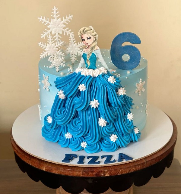 Bánh kem Elsa với váy bồng bềnh làm từ kem tươi