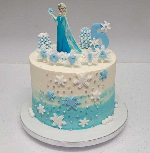 Bánh Elsa tròn trang trí nhẹ nhàng với các hoa tuyết bằng kem