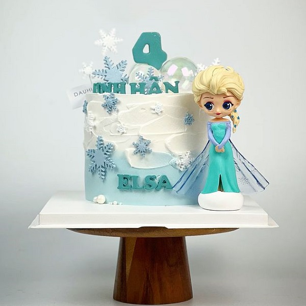 Bánh sinh nhật búp bê Elsa với phần váy xòe lộng lẫy.