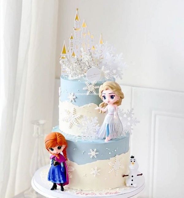 Bánh công chúa Elsa 3D được trang trí cầu kỳ.