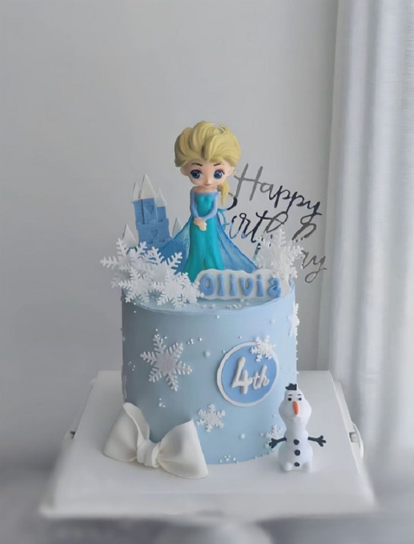 Bánh sinh nhật công chúa Elsa 3D với chi tiết trang trí tỉ mỉ.