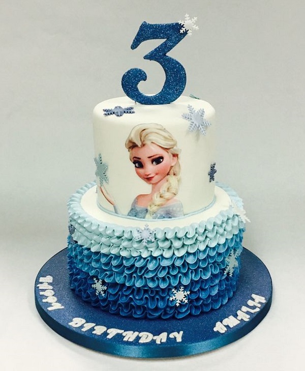 Bánh sinh nhật Elsa dễ thương với hình in và viền kem xanh.