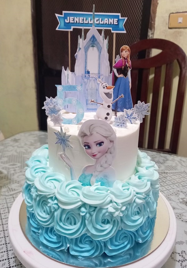 Bánh sinh nhật Elsa 2 tầng trang trí lâu đài băng tuyết.