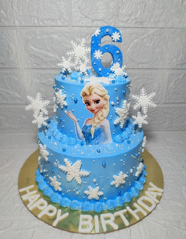 Mẫu bánh kem Elsa dễ thương với hình in và lớp kem bồng bềnh.