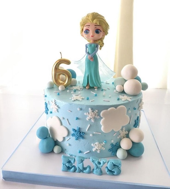 Mẫu bánh sinh nhật với búp bê Elsa.