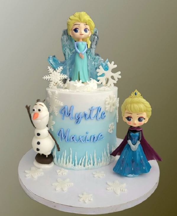 Bánh sinh nhật Elsa có thêm nhân vật Anna đáng yêu.