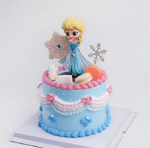 Bánh kem Elsa phong cách đáng yêu, đẹp mắt.