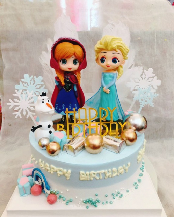 Mẫu bánh kem Elsa kết hợp Olaf dễ thương.