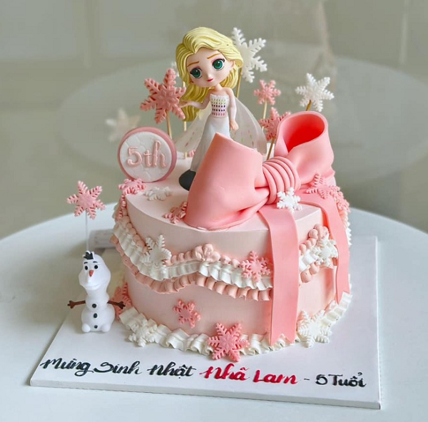 Mẫu bánh kem Elsa màu hồng tạo hình 3D cực kỳ đáng yêu.