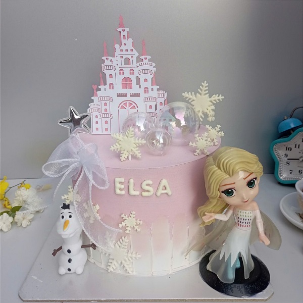 Bánh sinh nhật Elsa màu hồng pastel ngọt ngào