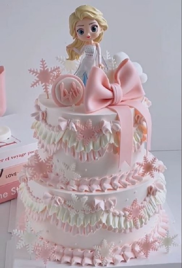 Bánh sinh nhật Elsa 2 tầng phối nơ hồng dễ thương