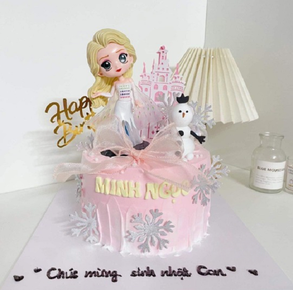Bánh sinh nhật Elsa màu hồng trang trí hoa tuyết lấp lánh