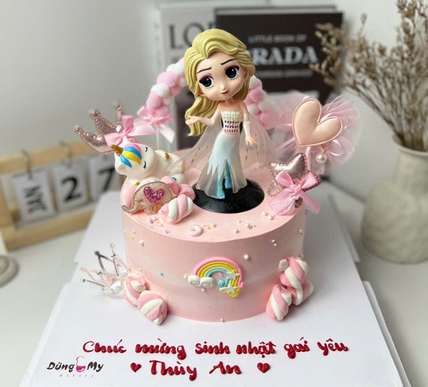 Mẫu bánh Elsa màu hồng kết hợp kẹo bông trang trí nổi bật