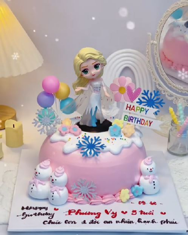 Bánh sinh nhật Elsa màu hồng có hình 3D nổi bật