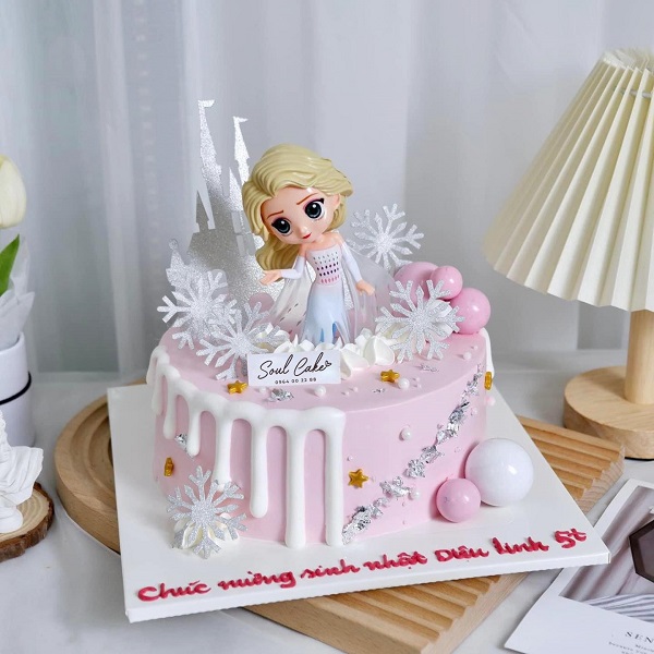 Bánh kem hình Elsa màu hồng dễ thương dành cho bé gái 5 tuổi