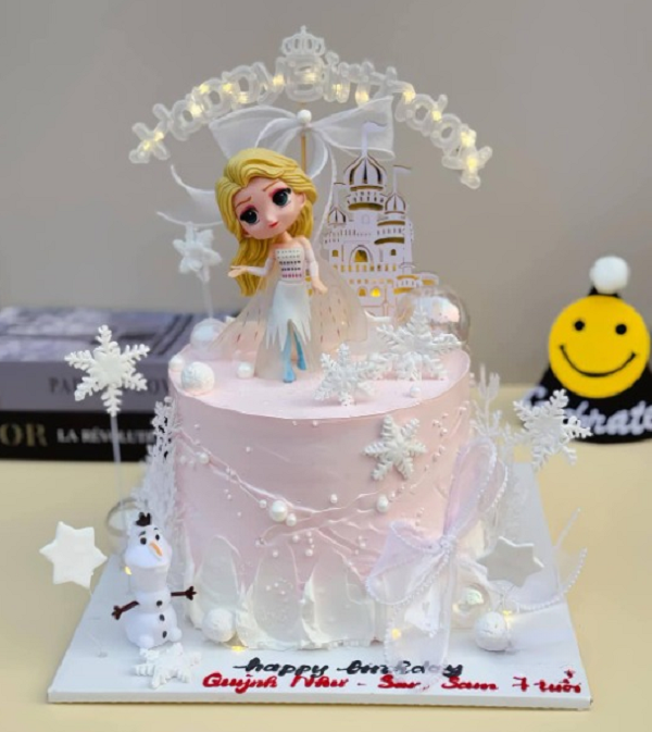 Bánh Elsa màu hồng có hình Olaf đáng yêu