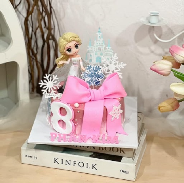 Bánh kem Elsa màu hồng có nến và topper Frozen