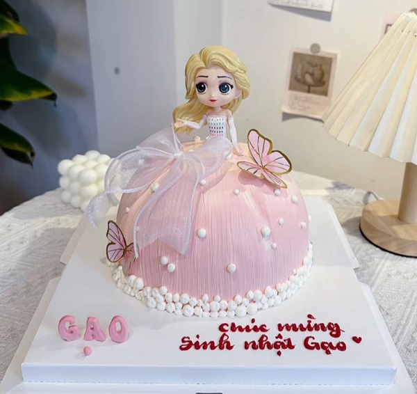 Mẫu bánh sinh nhật Elsa màu hồng với váy búp bê xinh xắn
