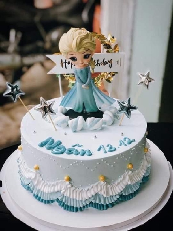 Bánh kem công chúa Elsa với tạo hình đơn giản nhưng tinh tế.