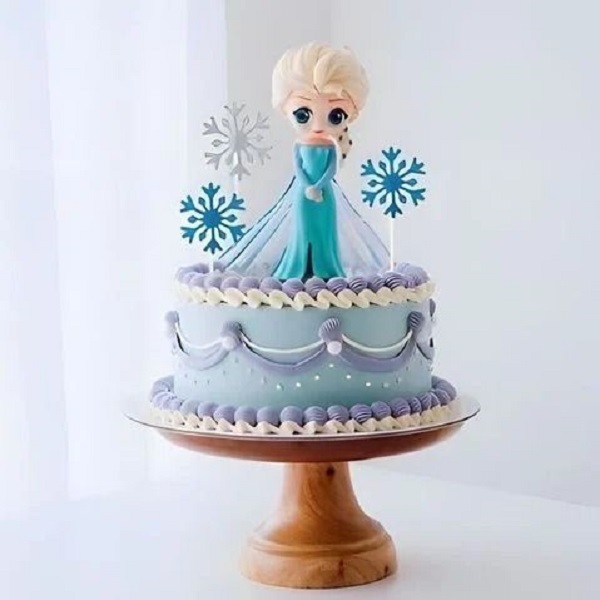 Bánh kem Elsa tròn với đường viền xanh tím.