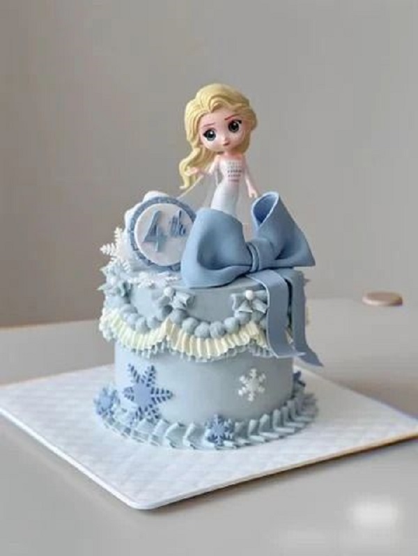 Mẫu bánh kem Elsa kết hợp với nơ fondant to
