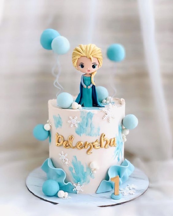 Mẫu bánh Elsa tạo hình 3D giống búp bê thật.