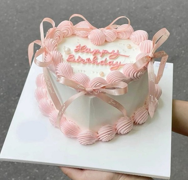 Bánh kem sinh nhật hình trái tim pastel đơn giản mà đẹp