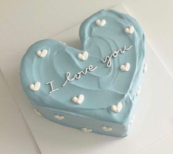 Bánh kem trái tim phong cách Hàn Quốc tối giản