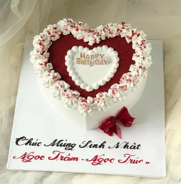 Bánh kem sinh nhật hình trái tim đỏ phối trắng tinh tế