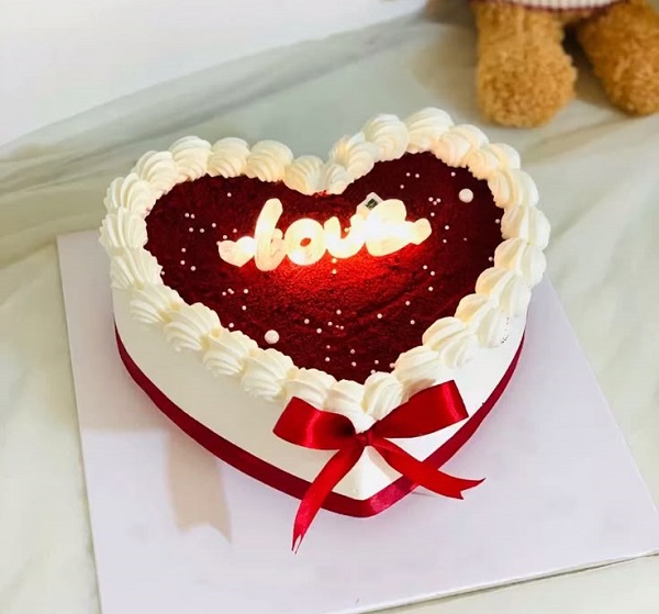 Bánh kem trái tim đỏ nhung kèm chữ LOVE sáng lấp lánh sang trọng
