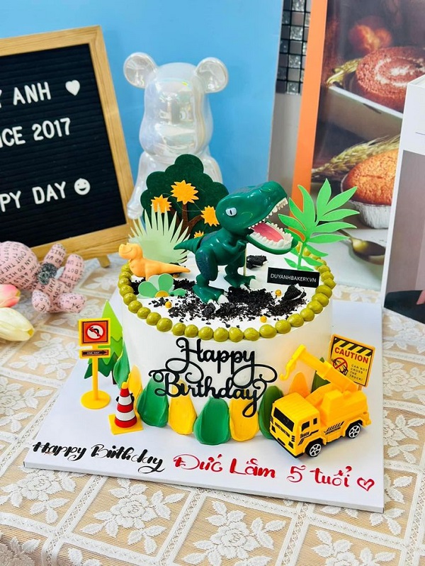 Bánh sinh nhật trang trí khủng long dễ thương, màu sắc nhẹ nhàng.