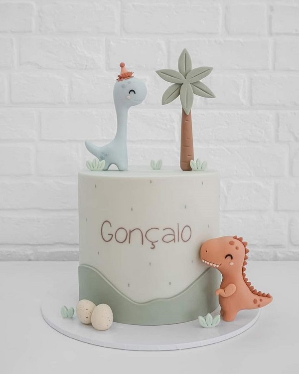 Bánh sinh nhật hình khủng long đang bước đi, tạo hình chi tiết bằng fondant.