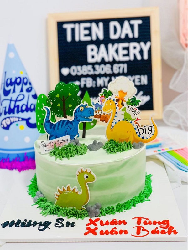 Mẫu bánh khủng long trang trí bằng topper giấy 
