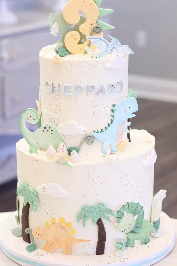 Mẫu bánh kem 2 tầng hình khủng long với số tuổi và tên bé trên bánh.